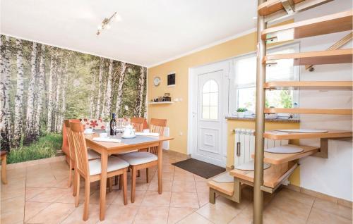 2 Bedroom Cozy Home In Licko Lesce