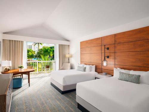 POOLSIDE VILLA BALCONY ROOM 2 QUEEN MOBILITY ACCESSIBLE - TUB WITH GRAB BARS