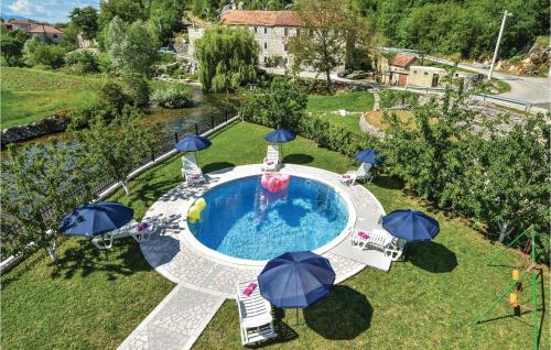Peldbaseins, Five-Bedroom Holiday Home In Grab in Grab