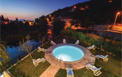 Peldbaseins, Five-Bedroom Holiday Home In Grab in Grab