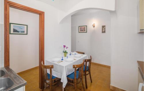 Lovely Apartment In Lovrecica With Wifi