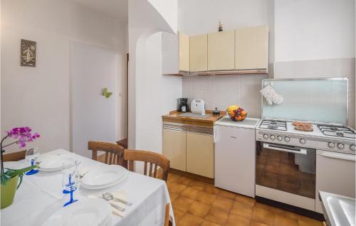 Konyha, 2 Bedroom Nice Apartment In Lovrecica in Lovrecica