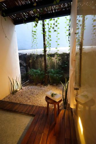 King Room with Garden View image 6