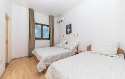 Beautiful Apartment In Kastel Stafilic With Wifi 4