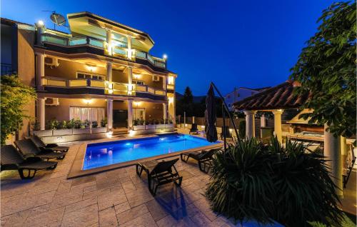  Beautiful Apartment In Kastel Stafilic With 4 Bedrooms, Wifi And Outdoor Swimming Pool, Unterkunft in Kaštela