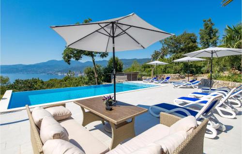  Beautiful apartment in Rijeka with 2 Bedrooms, WiFi and Outdoor swimming pool, Pension in Rijeka