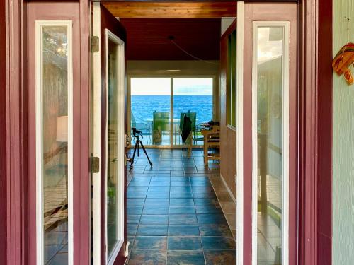 Direct Oceanfront, Big Island Home in Hawaiian Paradise Park