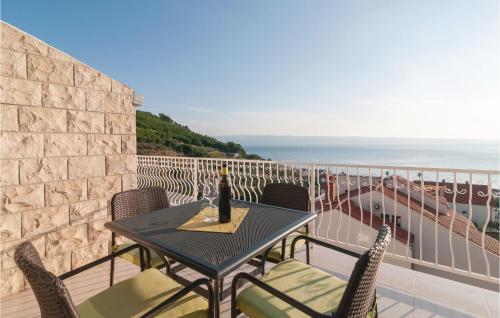  Three-Bedroom Apartment Podstrana with Sea View 07 in Podstrana