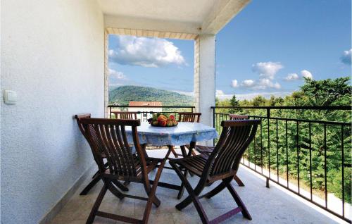 Nice Apartment In Stari Grad With 4 Bedrooms And Wifi - Stari Grad