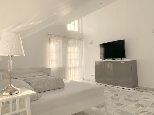 F10 APARTMENTS Roth