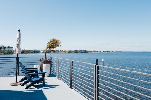 ระเบียง/ชานเรือน, ฟิชเชอร์แมนวิลเลจ รีสอร์ท (Fishermens Village Resort) in ปุนตา กอร์ดา (FL)