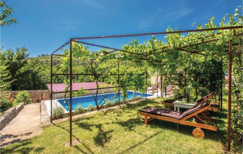  Stunning home in Krizisce with 4 Bedrooms, WiFi and Outdoor swimming pool, Pension in Križišće