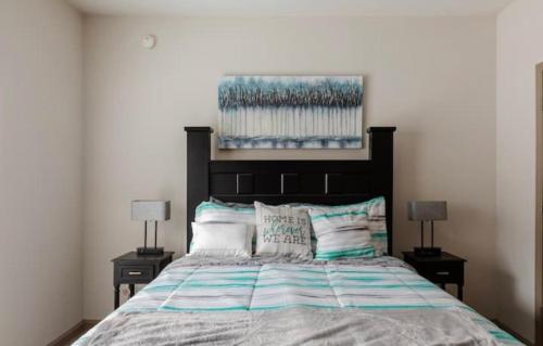 Comfortable King Bed and Free Parking