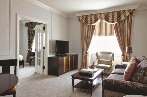 1 king bed, 1 sofa bed