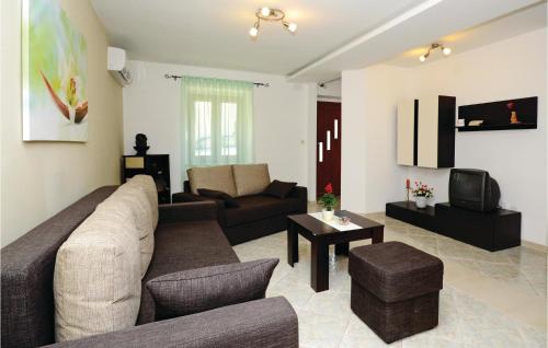 Awesome Home In Kavran With 3 Bedrooms And Wifi - Kavran