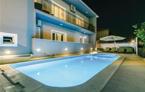 Nice Apartment In Trogir With 4 Bedrooms, Jacuzzi And Wifi