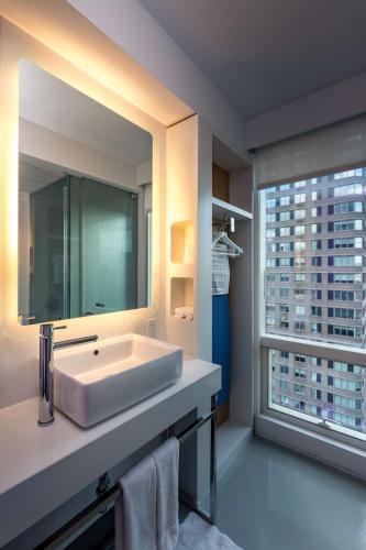 YOTEL New York Times Square, New York (photo 6)