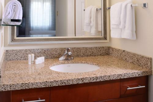 Two Bedroom Suite with King and Queen - Mobility Accessible Tub