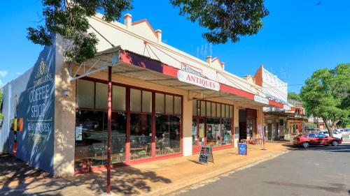 Golden Peak Motel PeakHill