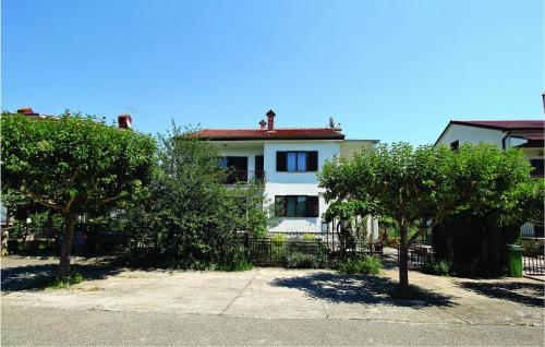 Lovely Apartment In Umag With Wifi