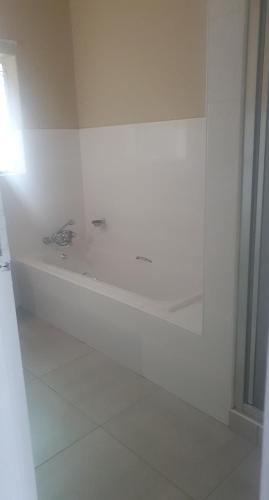 Dreams Guest Inn Raceview in Alberton