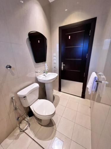 Bathroom, حياة ان للأجنحة الفندقية - الرياض near Saqer-Aljazirah Aviation Museum