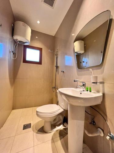 Bathroom, حياة ان للأجنحة الفندقية - الرياض near Snow World
