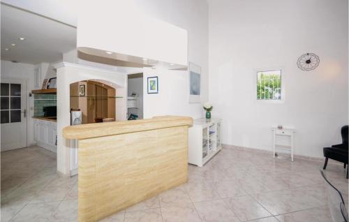 Lovely Home In Poulx With Kitchen