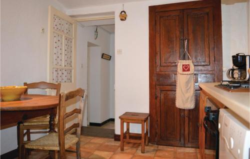 2 Bedroom Beautiful Apartment In Calcatoggio