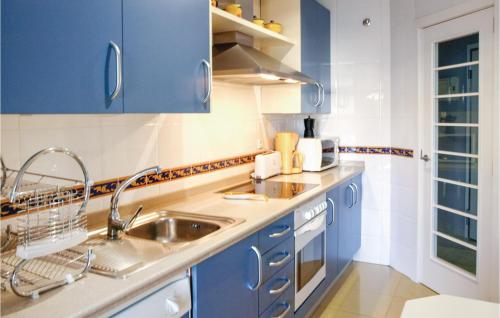 Three-Bedroom Apartment in Marbella - image 5