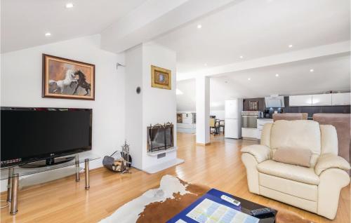 Nice Home In Bregi With Sauna in เบรกี