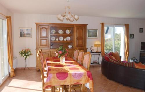 Nice home in Guehenno with 3 Bedrooms and WiFi in Saint-Jean-Brevelay