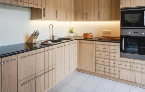 virtuve, Awesome Home In Le Poujol Sur Orb in Le Poujol-Sur-Orb