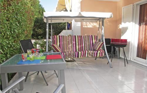 Amazing Apartment In Guardamar Del Segura With 2 Bedrooms, Wifi And Outdoor Swimming Pool