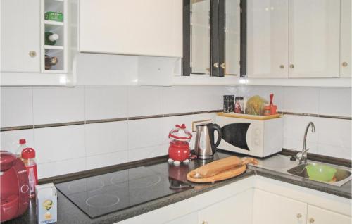 Amazing Apartment In Guardamar Del Segura With 2 Bedrooms, Wifi And Outdoor Swimming Pool