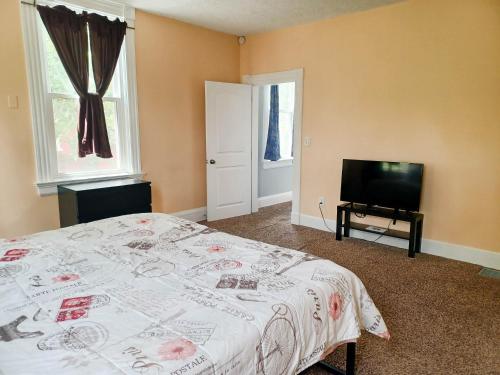 Huge 2 Bedroom House in the Heart of Northside! Huge 2 Bedroom House in the Heart of Northside!