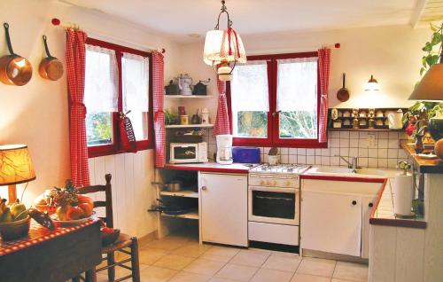 Κουζίνα, Awesome home in Bnodet with 2 Bedrooms and WiFi in Μπενοντέ
