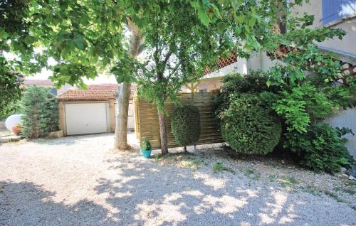 Cozy Apartment In Six Fours Les Plages - image 3