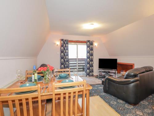 Larchfield Chalet 1 - image 7
