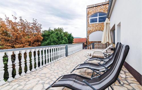  Two-Bedroom Apartment in Donji Karin, Pension in Gornji Karin