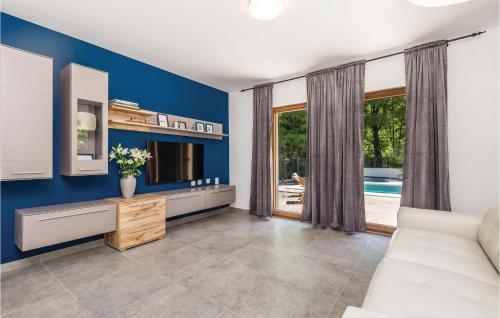  Amazing home in Zastenice with 2 Bedrooms, WiFi and Outdoor swimming pool in Lukeži