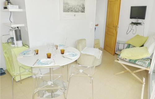 Amazing Home In Beaucaire With Wifi