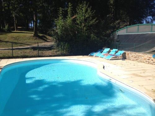 Bazen, Serene Holiday Home in Cussac with Private Terrace Barbeque in Oradour-sur-Vayres