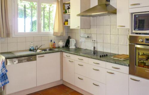 virtuve, Lovely Home In Le Poujol Sur Orb in Le Poujol-Sur-Orb