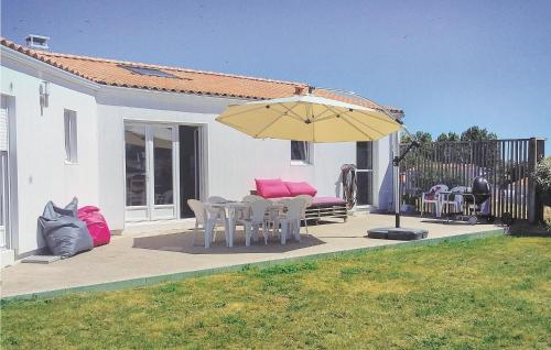 . Amazing Home In St, Michel En Lherm With 3 Bedrooms And Wifi