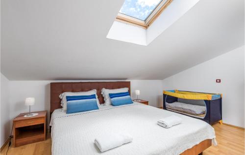 2 Bedroom Cozy Apartment In Drazice