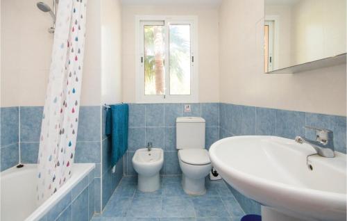 Three-Bedroom Apartment in Casares Costa - image 2