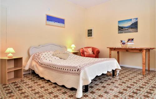 Nice home in Saint Victor la Coste with WiFi and 3 Bedrooms - image 10