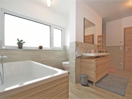 Bathroom, Holiday home with garden and terrace in Bodenw hr in the Upper Palatinate close to the Hammersee in Bodenwöhr