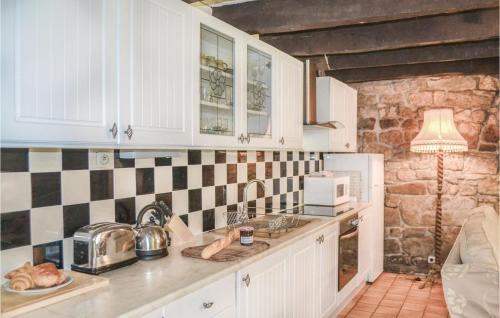 virtuve, 3 Bedroom Beautiful Home In Guern in Guern